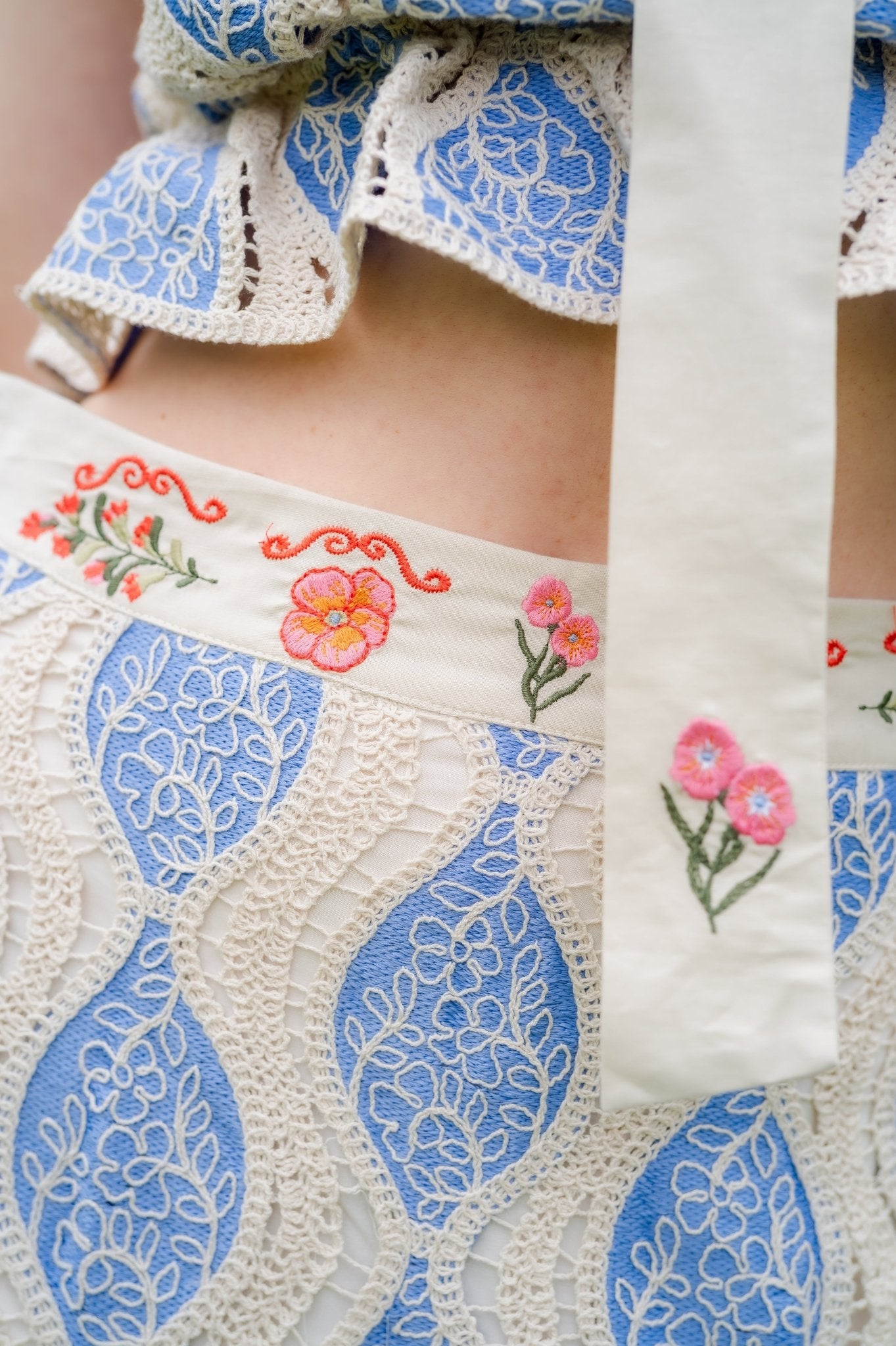 TOP ANANDA EMBROIDERED - Rosa Pistacho